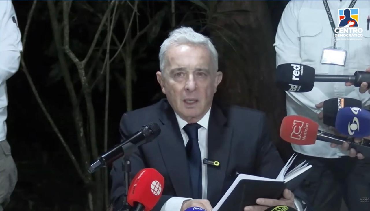 alvaro-uribe-velez-absuelto